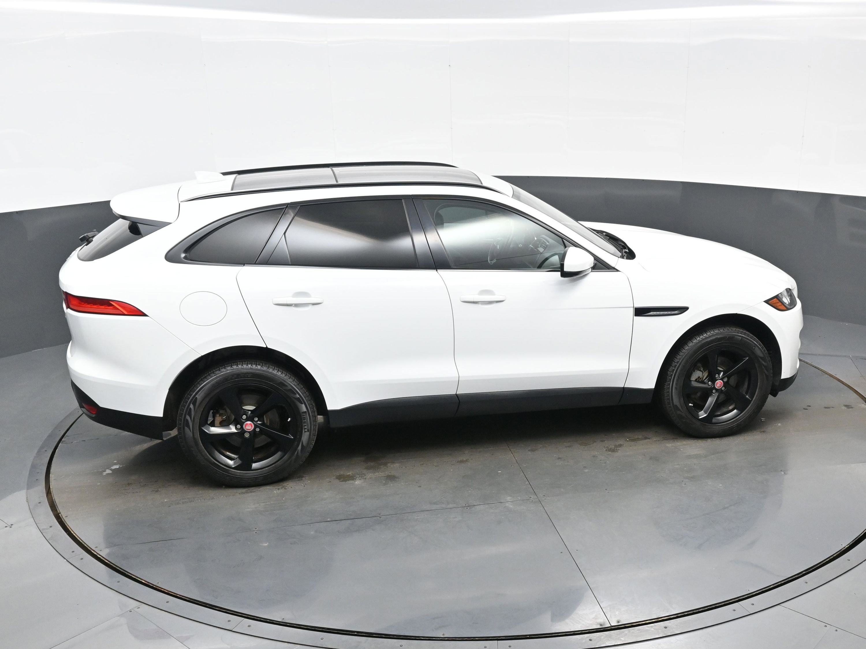 Used 2018 Jaguar F-PACE Premium image 39