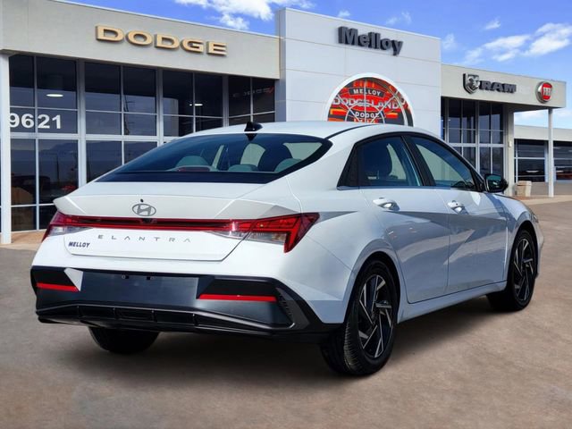Used 2025 Hyundai Elantra SEL image 3