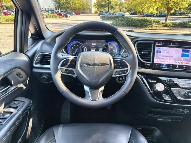 Used 2025 Chrysler Pacifica Select FWD image 14