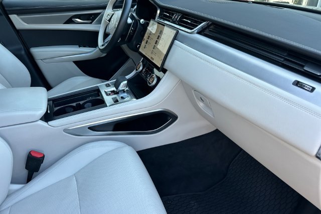 Certified 2025 Jaguar F-PACE R-Dynamic S AWD/4WD image 15