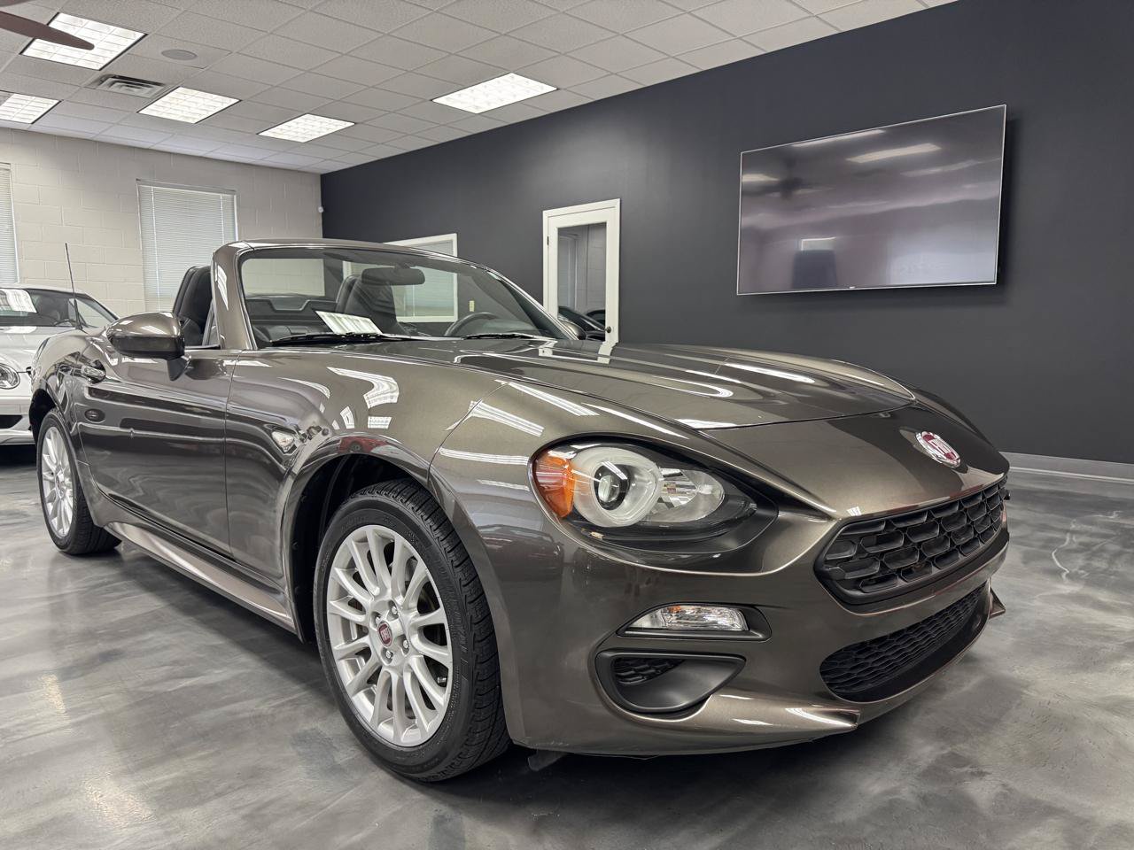 Used 2017 FIAT 124 Spider Classica RWD image 4
