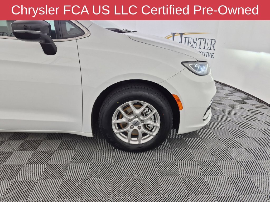 Certified 2025 Chrysler Pacifica Select FWD image 13