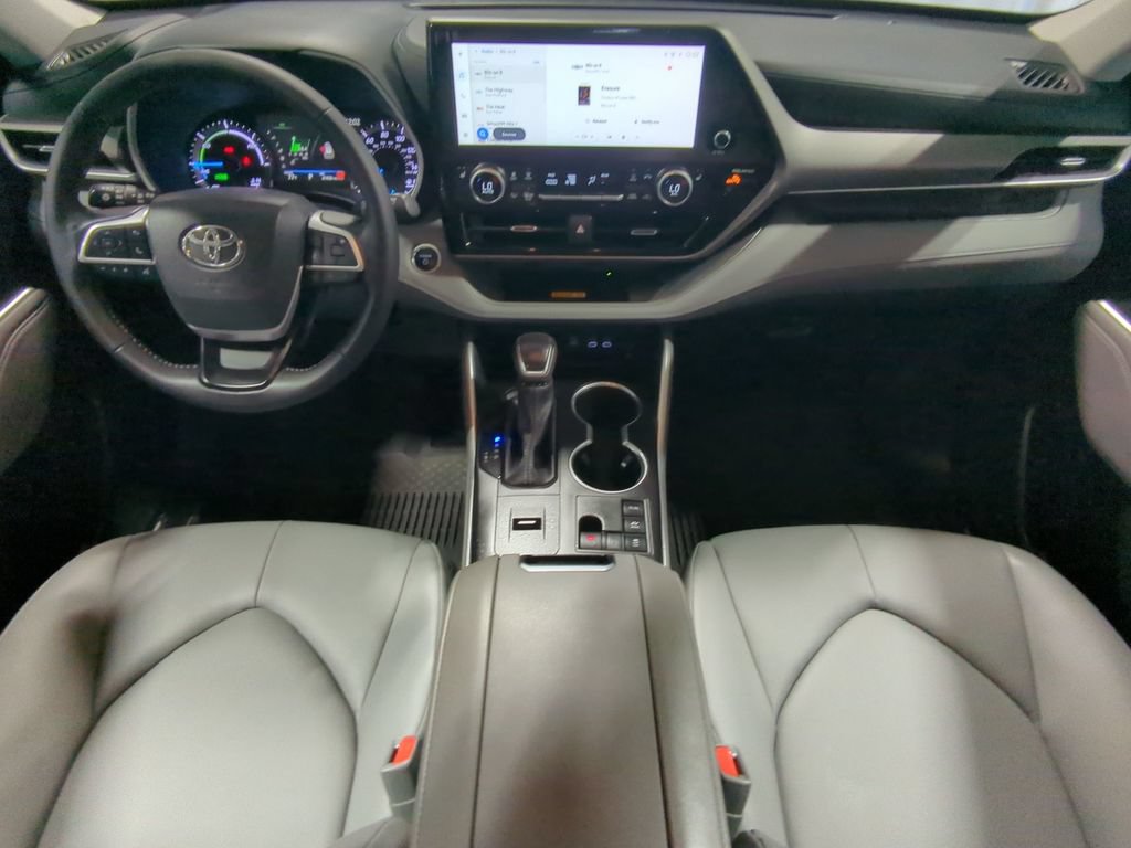 Used 2025 Toyota Highlander XLE AWD/4WD image 18