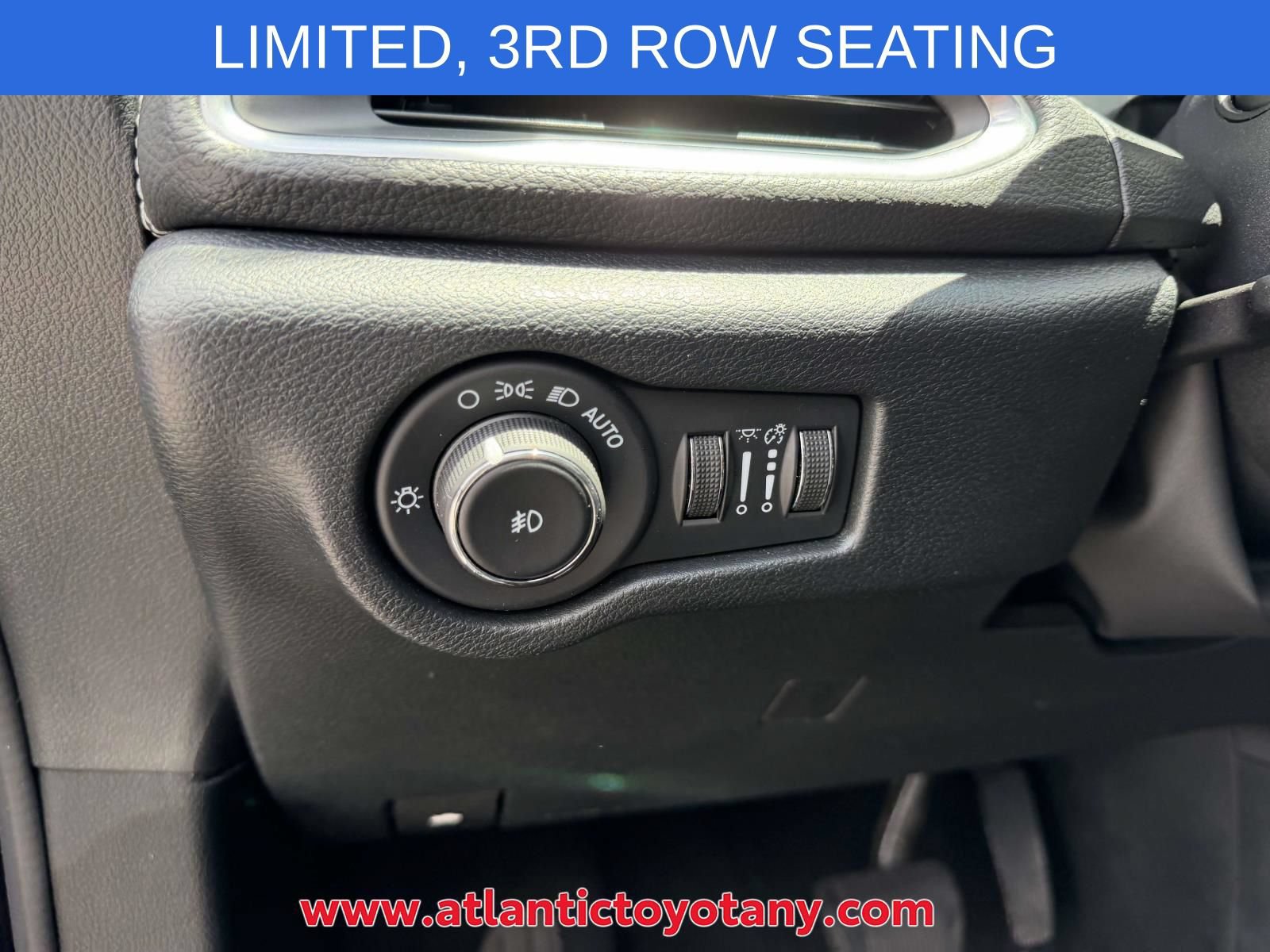 Used 2025 Chrysler Pacifica Limited FWD image 29