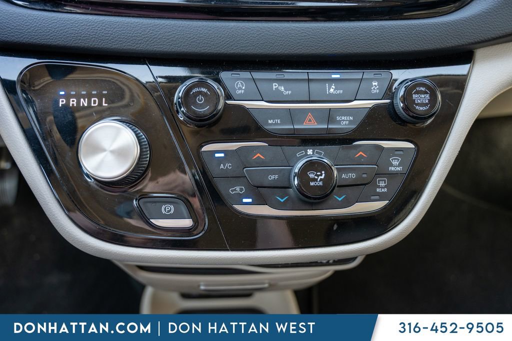 Used 2023 Chrysler Pacifica Touring-L FWD image 10