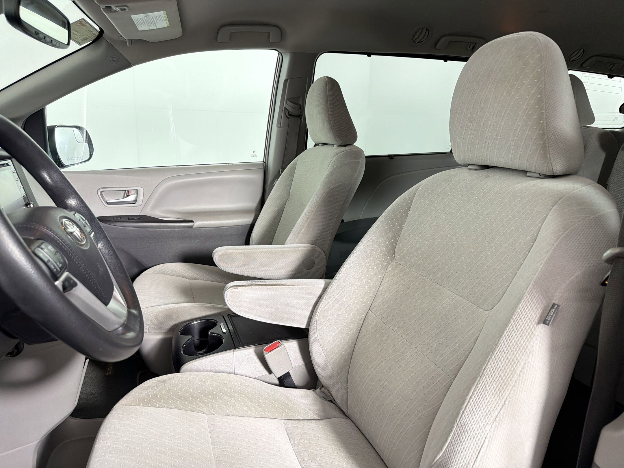 Used 2018 Toyota Sienna LE image 4