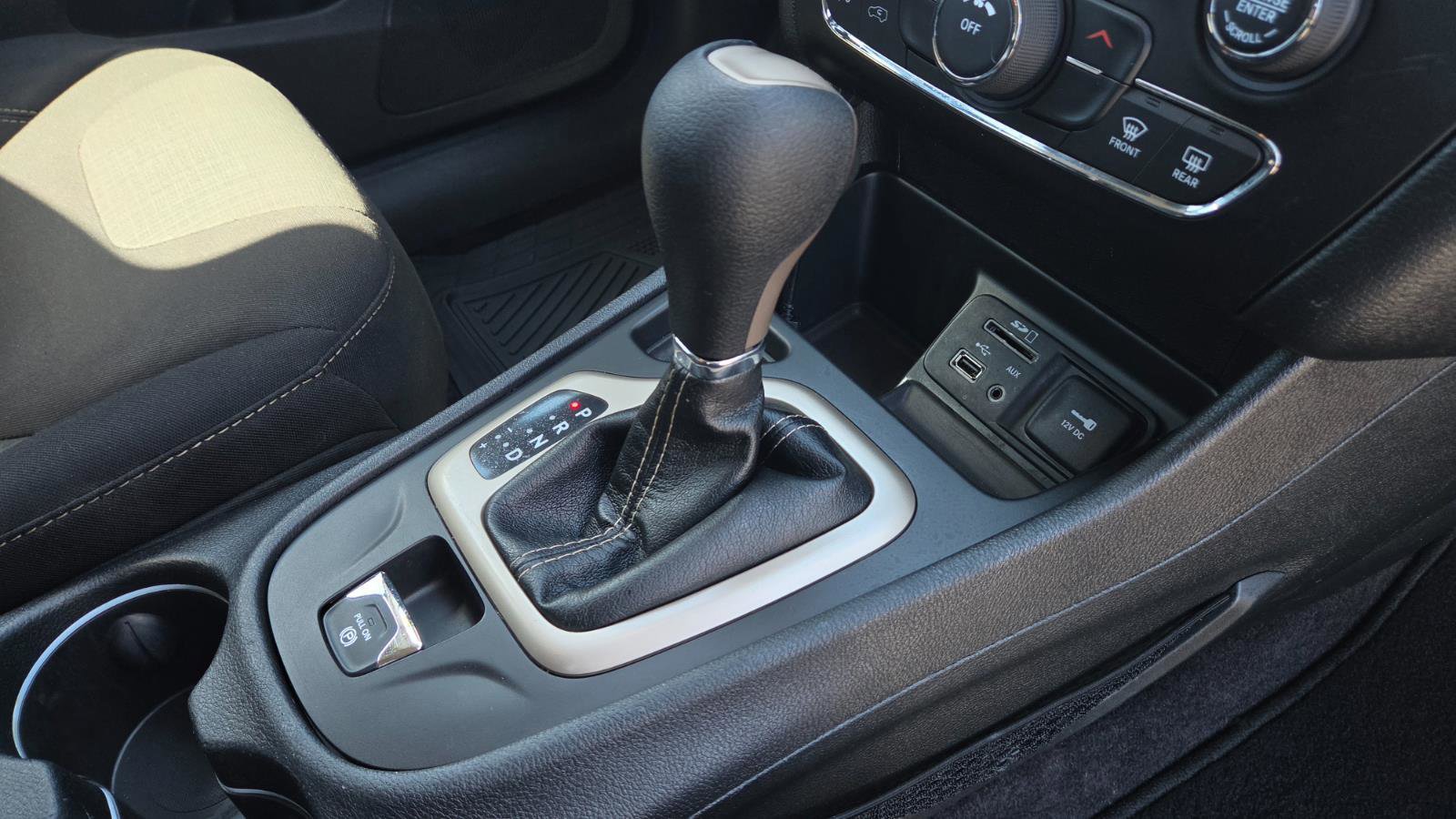 Used 2017 Jeep Cherokee Latitude w/ Safety/Convenience Group image 40