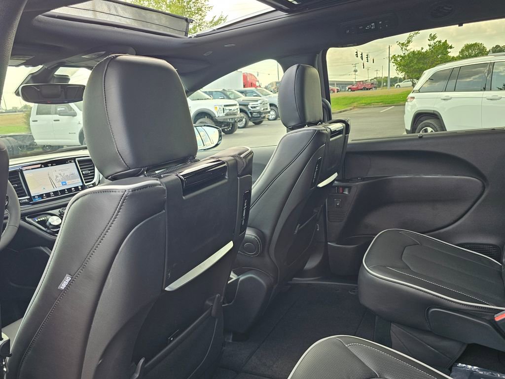 New 2026 Chrysler Pacifica Limited w/ Uconnect Theater Family Group image 27