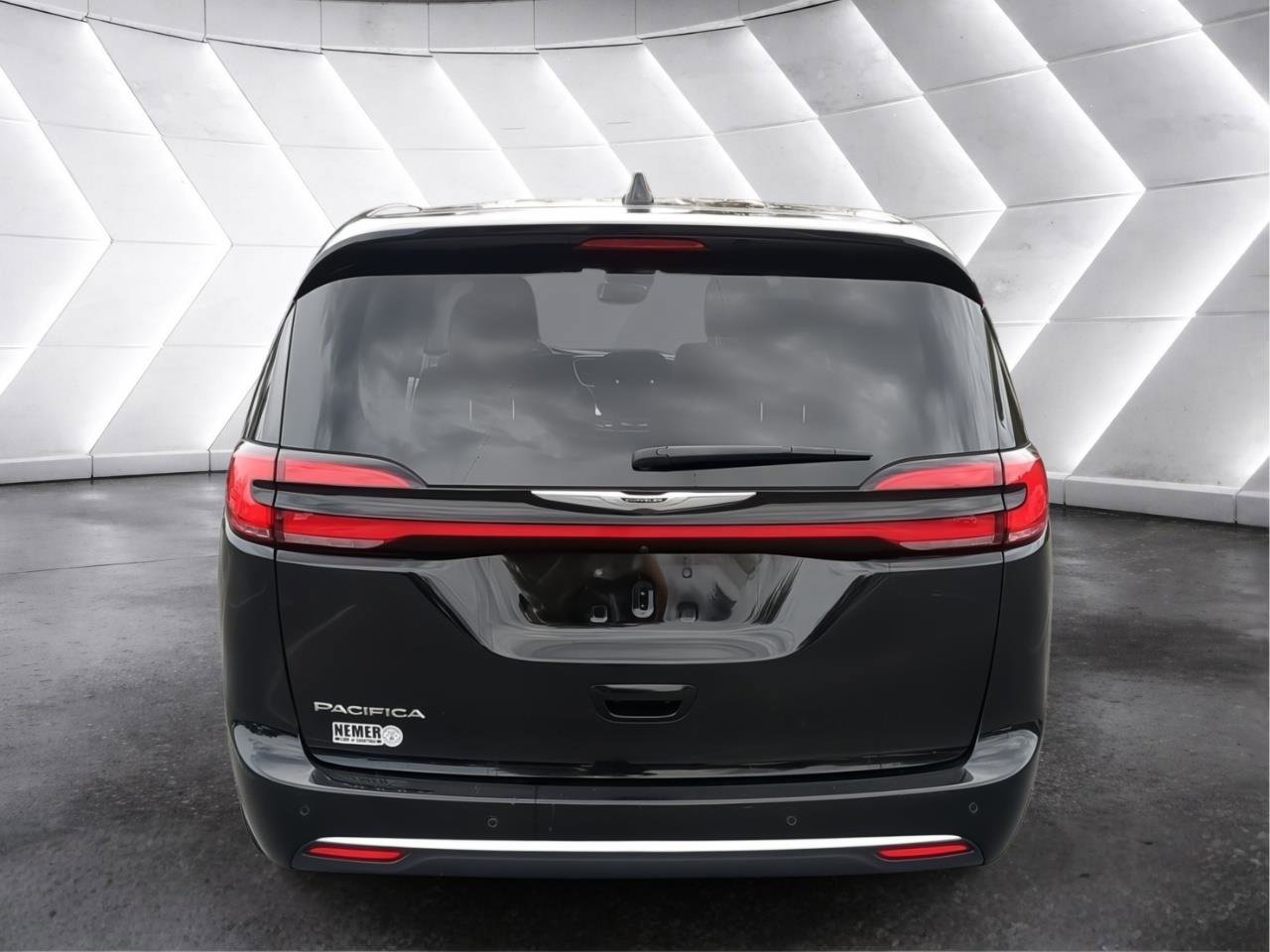 Used 2024 Chrysler Pacifica Touring-L FWD image 5