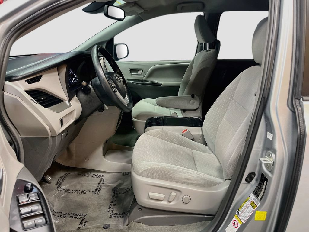 Used 2019 Toyota Sienna LE FWD image 19
