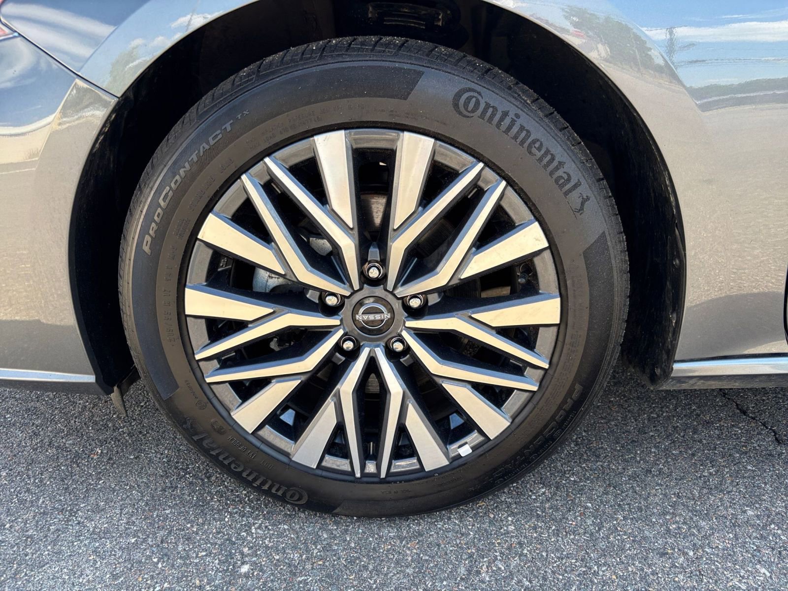 Used 2025 Nissan Altima 2.5 SV FWD image 30
