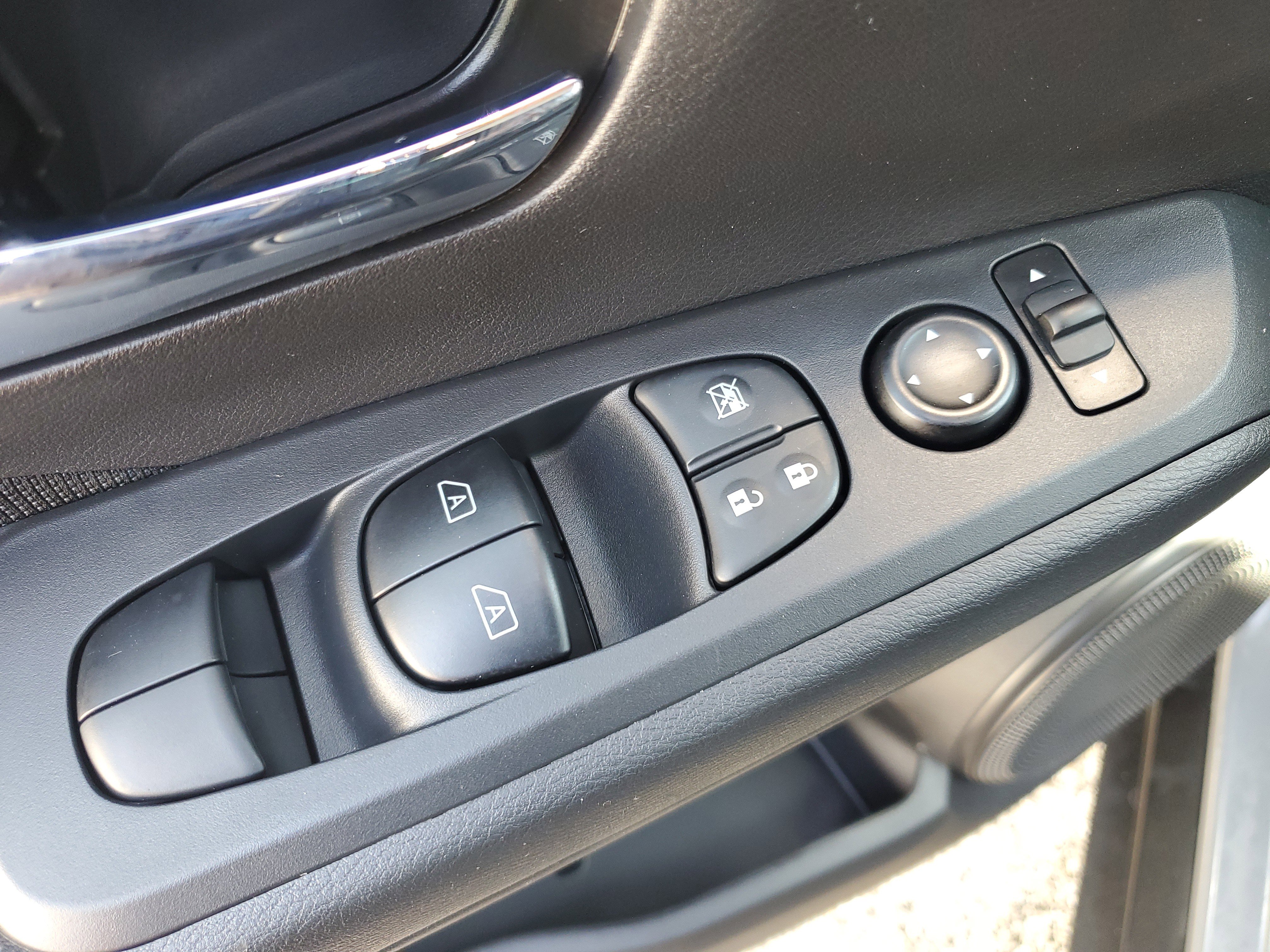 Certified 2024 Nissan Kicks SV image 27