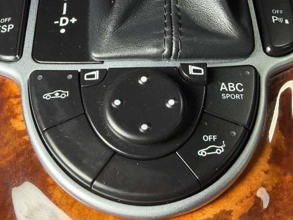 Used 2011 Mercedes-Benz SL 550 w/ Premium I Pkg image 28