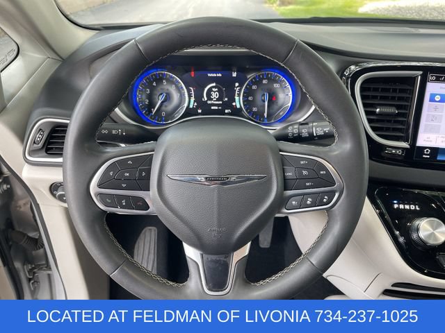 Used 2024 Chrysler Pacifica Touring-L FWD image 11