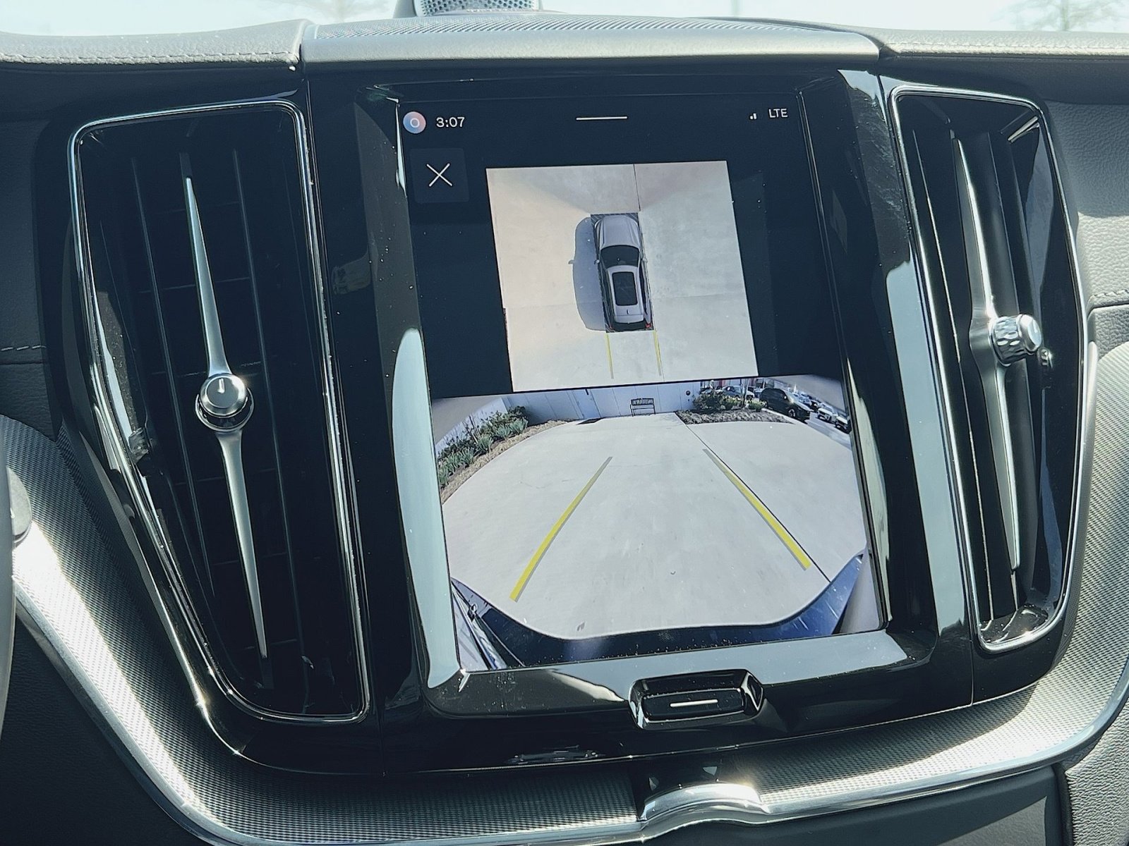 Certified 2024 Volvo XC60 T8 Ultimate w/ Climate Package image 19