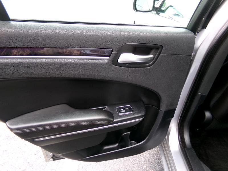 Used 2018 Chrysler 300 Limited image 30