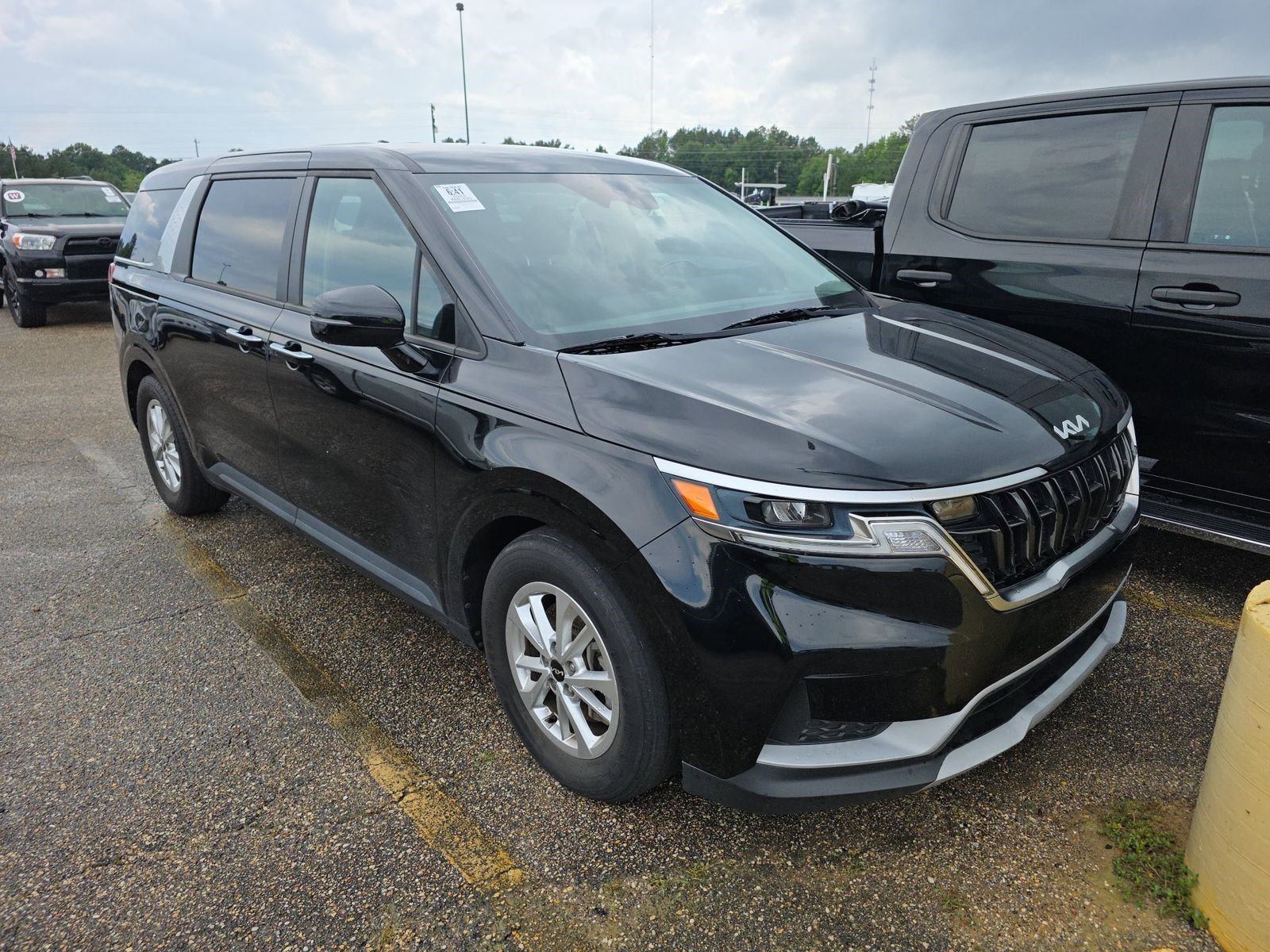 Used 2023 Kia Carnival LX FWD image 4