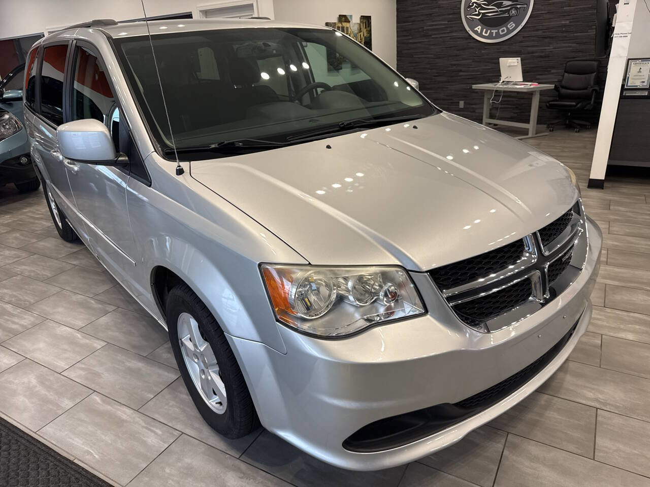 Used 2012 Dodge Grand Caravan SXT w/ UConnect Hands-Free Group image 3