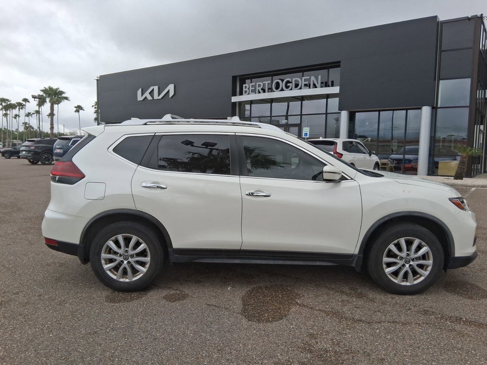 Used 2020 Nissan Rogue SV FWD image 3
