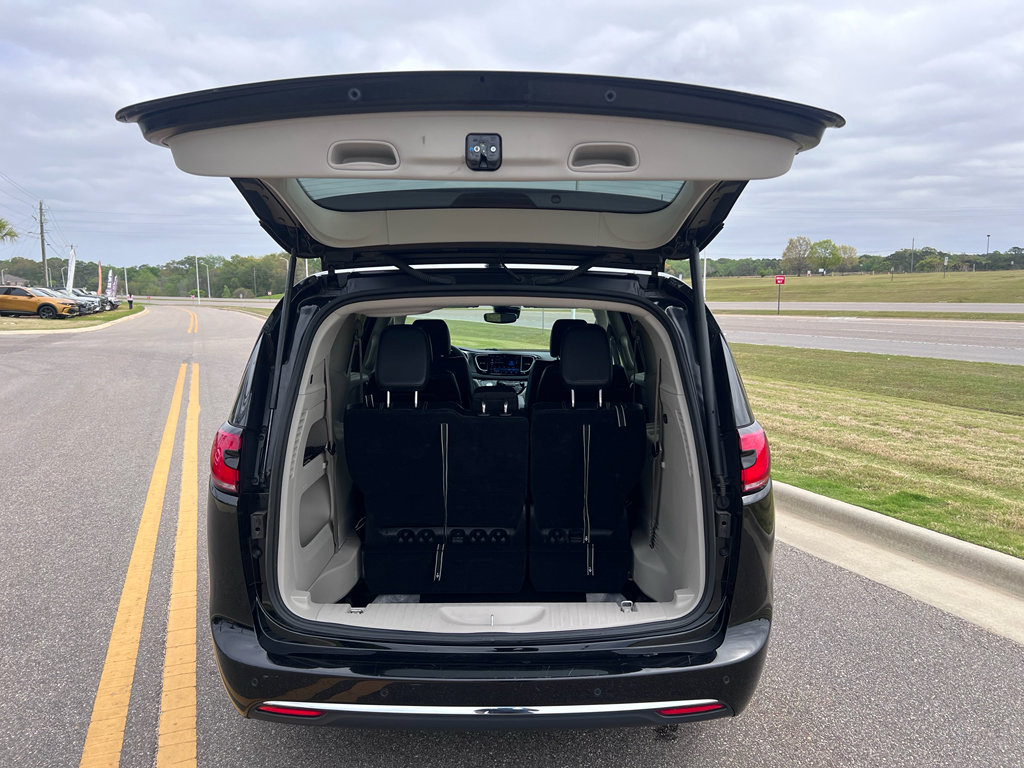 Used 2024 Chrysler Pacifica Touring-L image 14