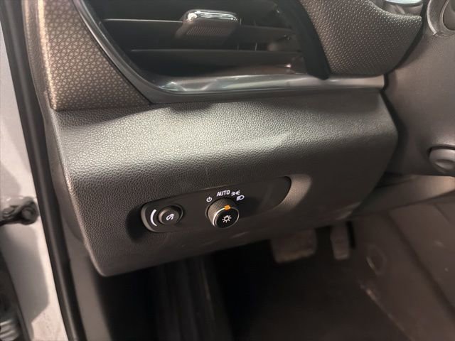 Used 2023 Chevrolet Traverse Premier image 19