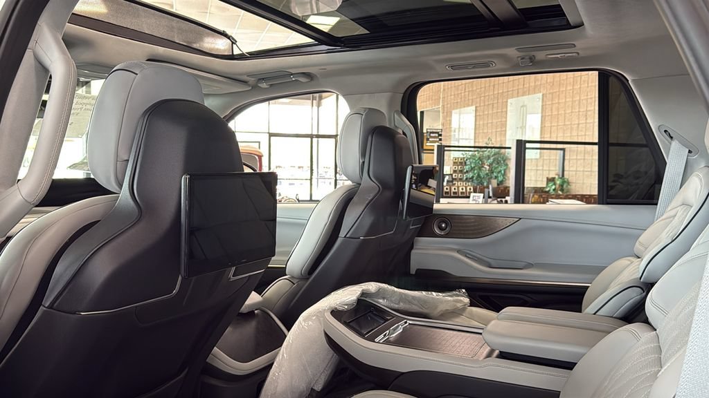 New 2026 Lincoln Navigator Black Label w/ Black Label Special Edition AWD/4WD image 13