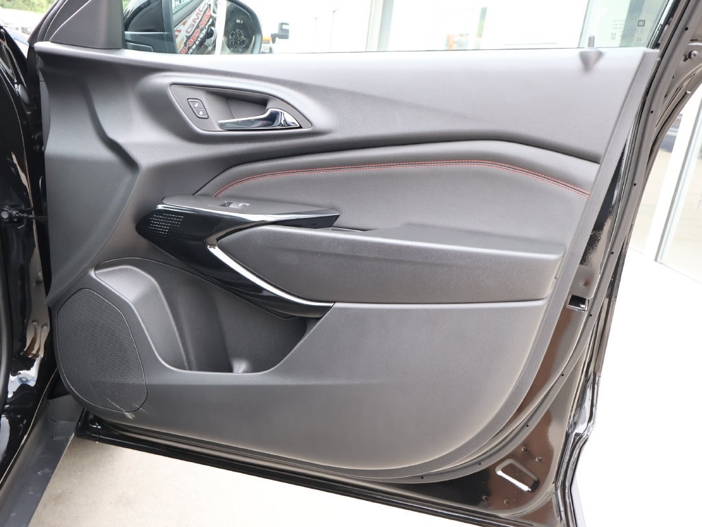 New 2026 Chevrolet Trax RS w/ Sunroof Package FWD image 32