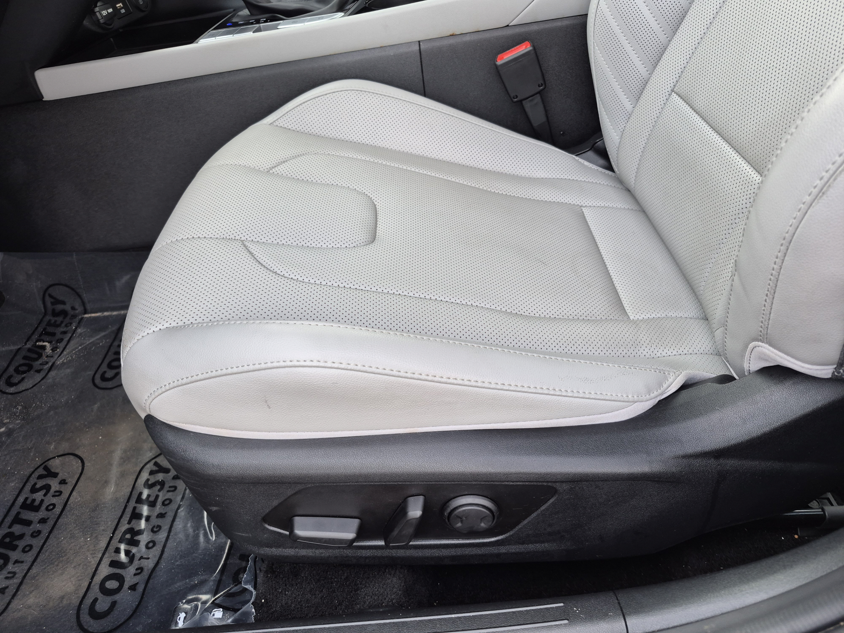 Used 2023 Hyundai Elantra Limited FWD image 19