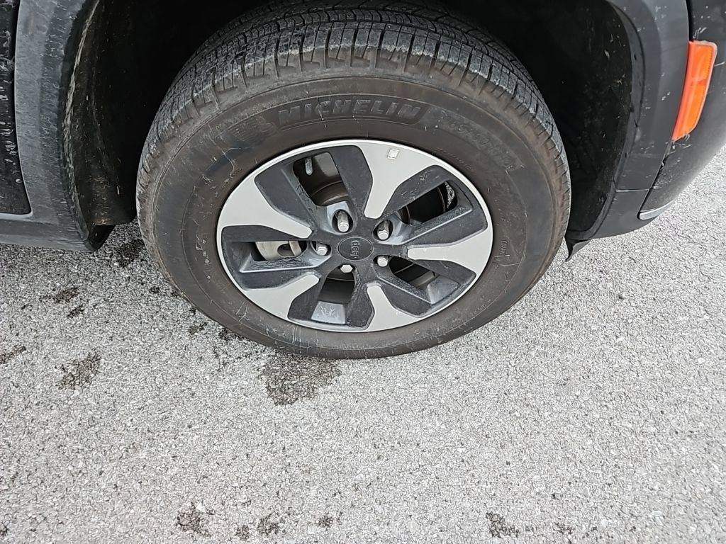 Used 2023 Jeep Grand Cherokee L Laredo image 10