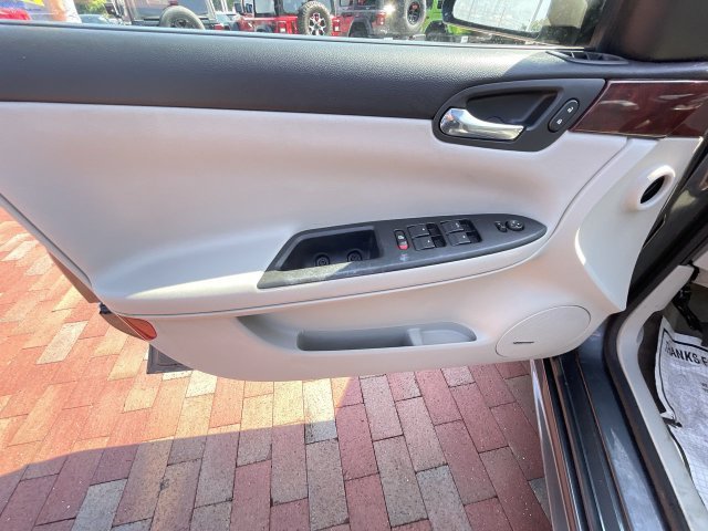 Used 2010 Chevrolet Impala LT w/ Luxury Edition Package FWD image 10