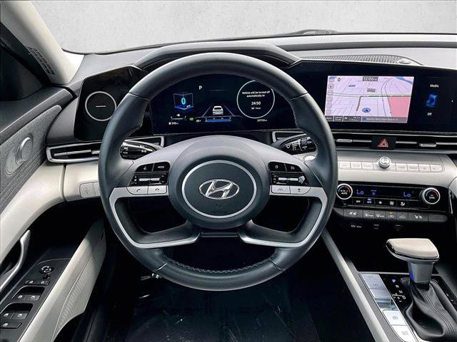 Used 2023 Hyundai Elantra Limited image 7
