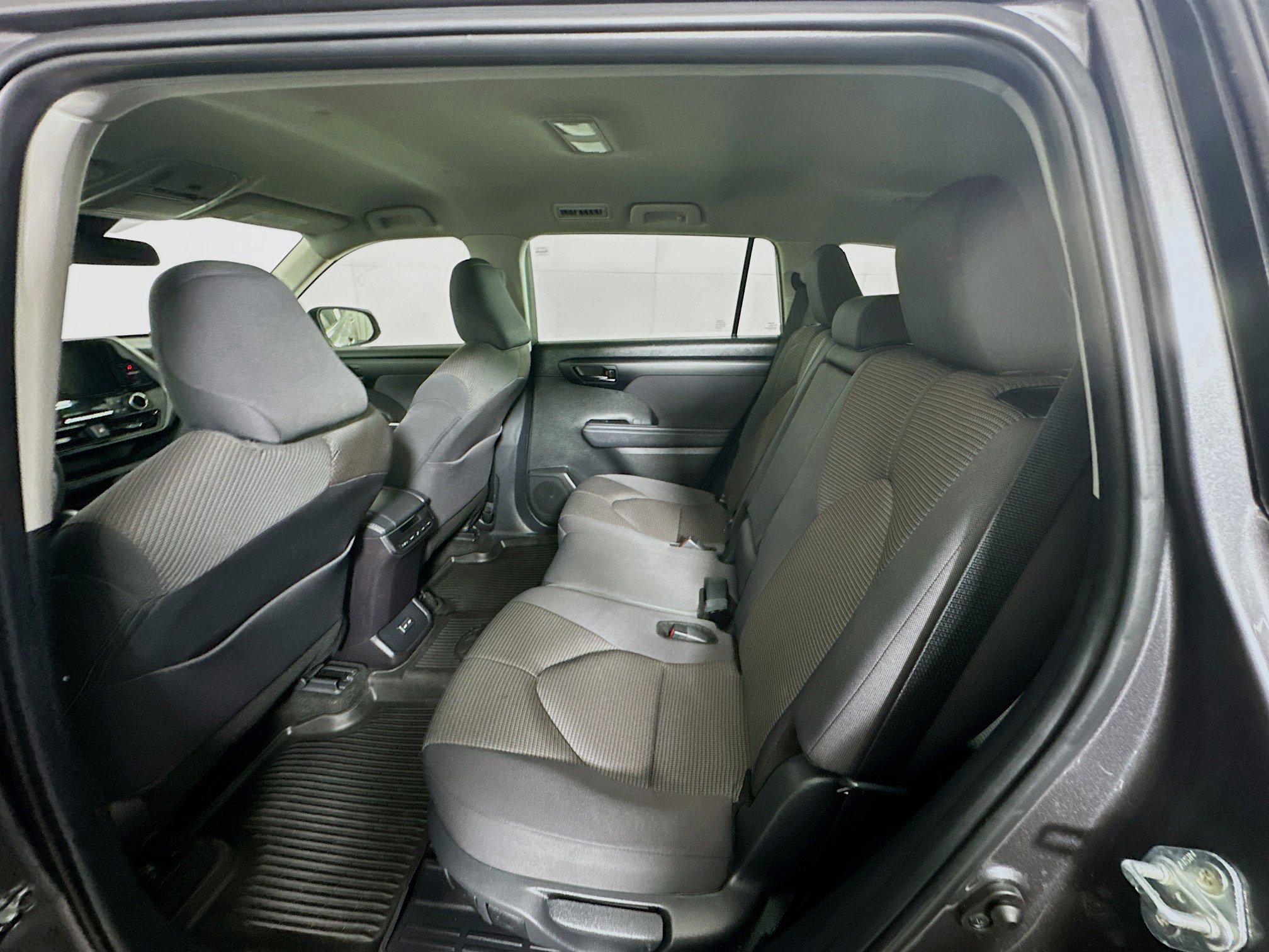 Used 2024 Toyota Highlander LE image 29