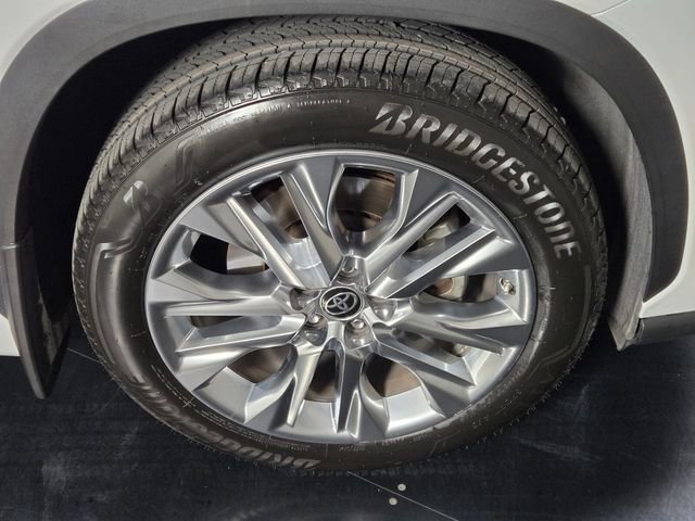 Used 2023 Toyota Highlander Limited image 9