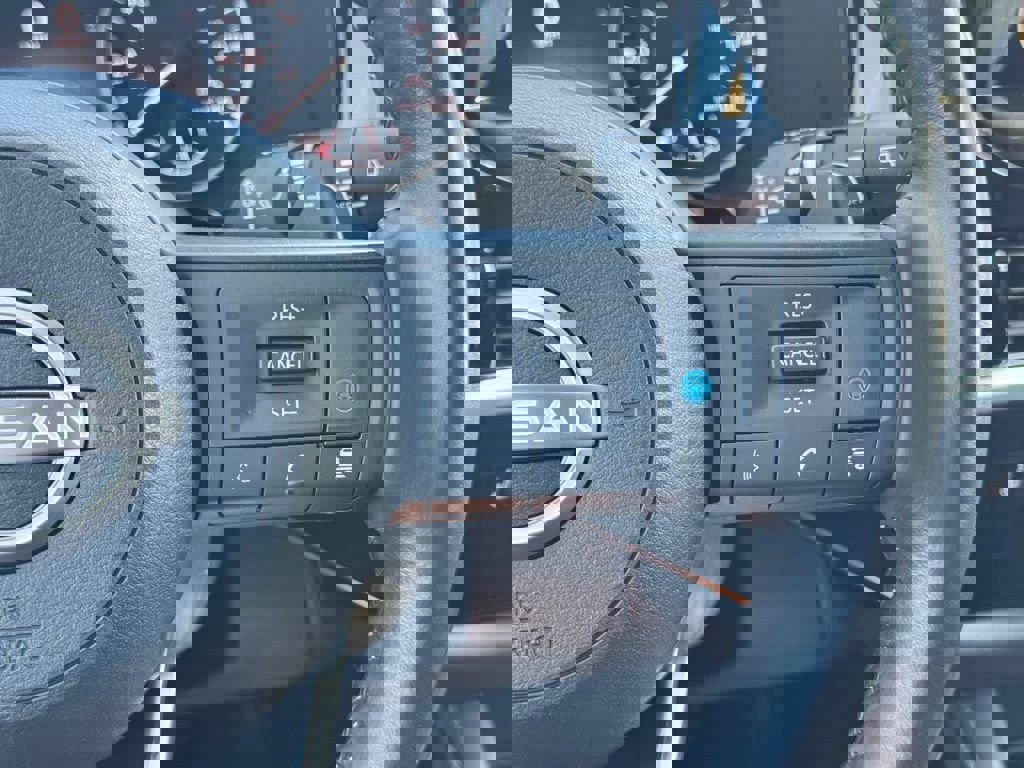 Used 2024 Nissan Pathfinder SV image 30