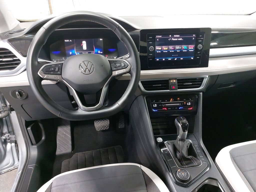 Used 2025 Volkswagen Taos SE AWD/4WD image 15