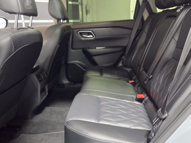 Used 2023 Nissan Rogue Platinum FWD image 6