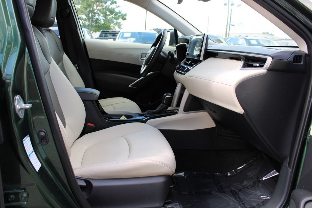 Used 2022 Toyota Corolla Cross XLE w/ Convenience Package AWD/4WD image 15