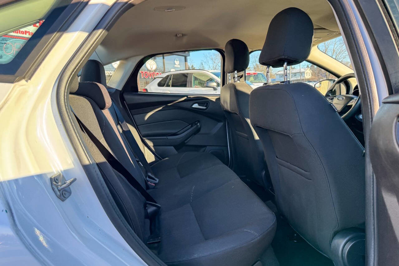 Used 2016 Ford Focus SE w/ Reverse Sensing Package image 14