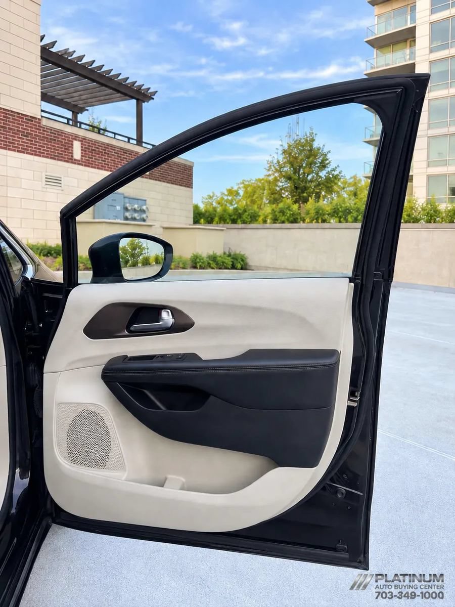 Used 2018 Chrysler Pacifica Touring-L FWD image 22