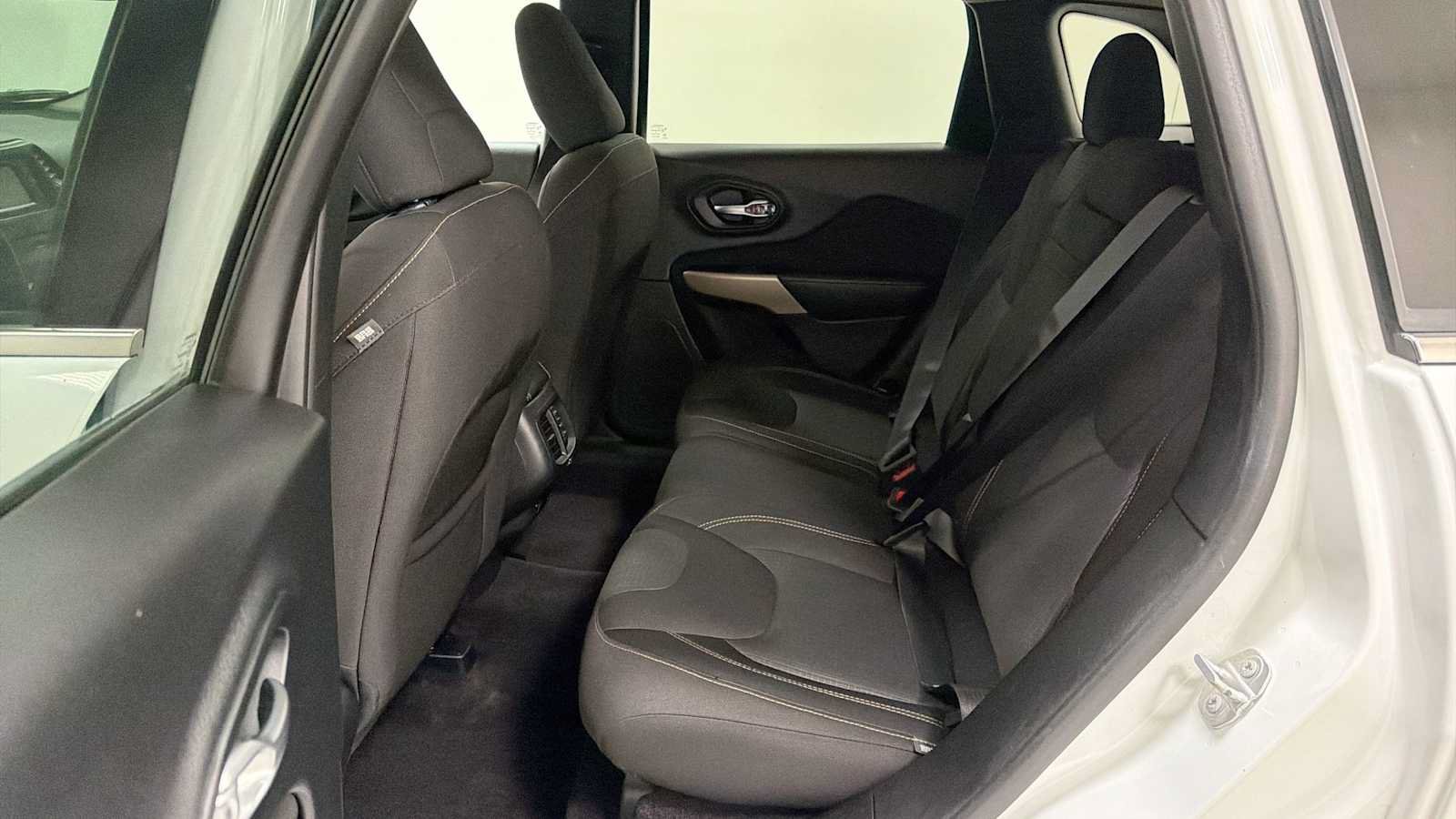 Used 2017 Jeep Cherokee Latitude AWD/4WD image 24