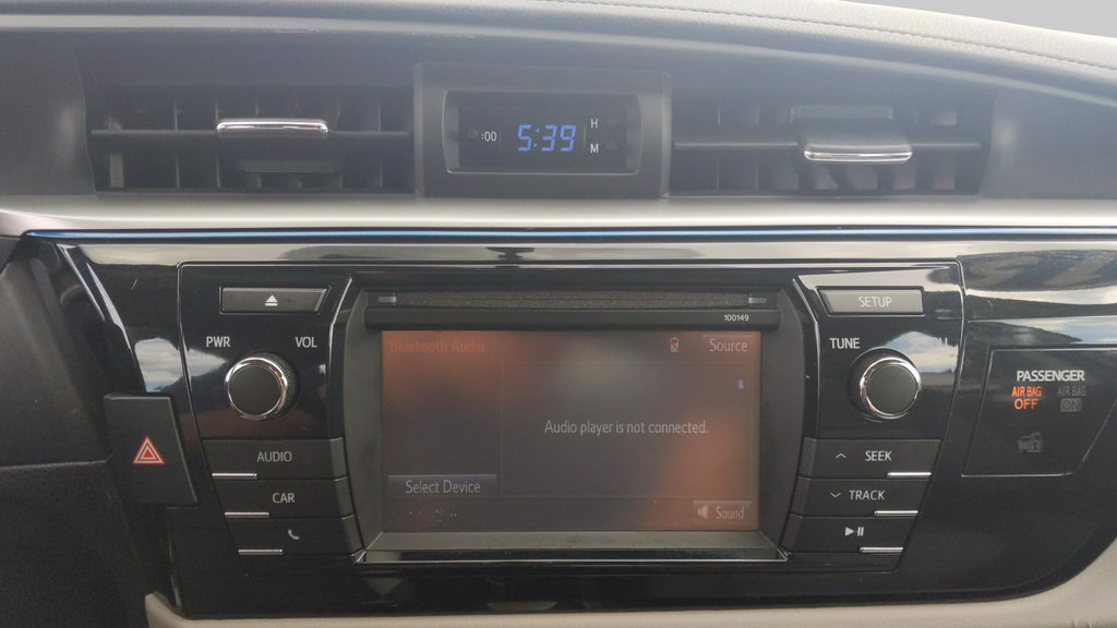 Used 2015 Toyota Corolla LE FWD image 24
