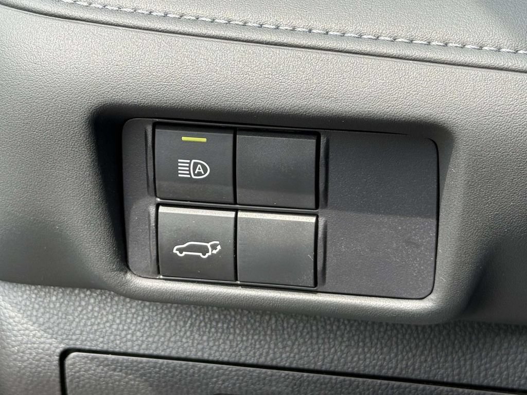 Used 2020 Toyota Highlander LE FWD image 23