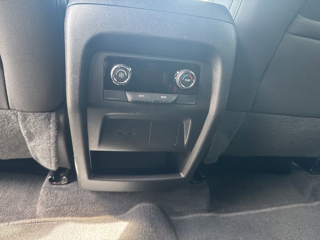 Used 2025 Chevrolet Traverse LT image 10