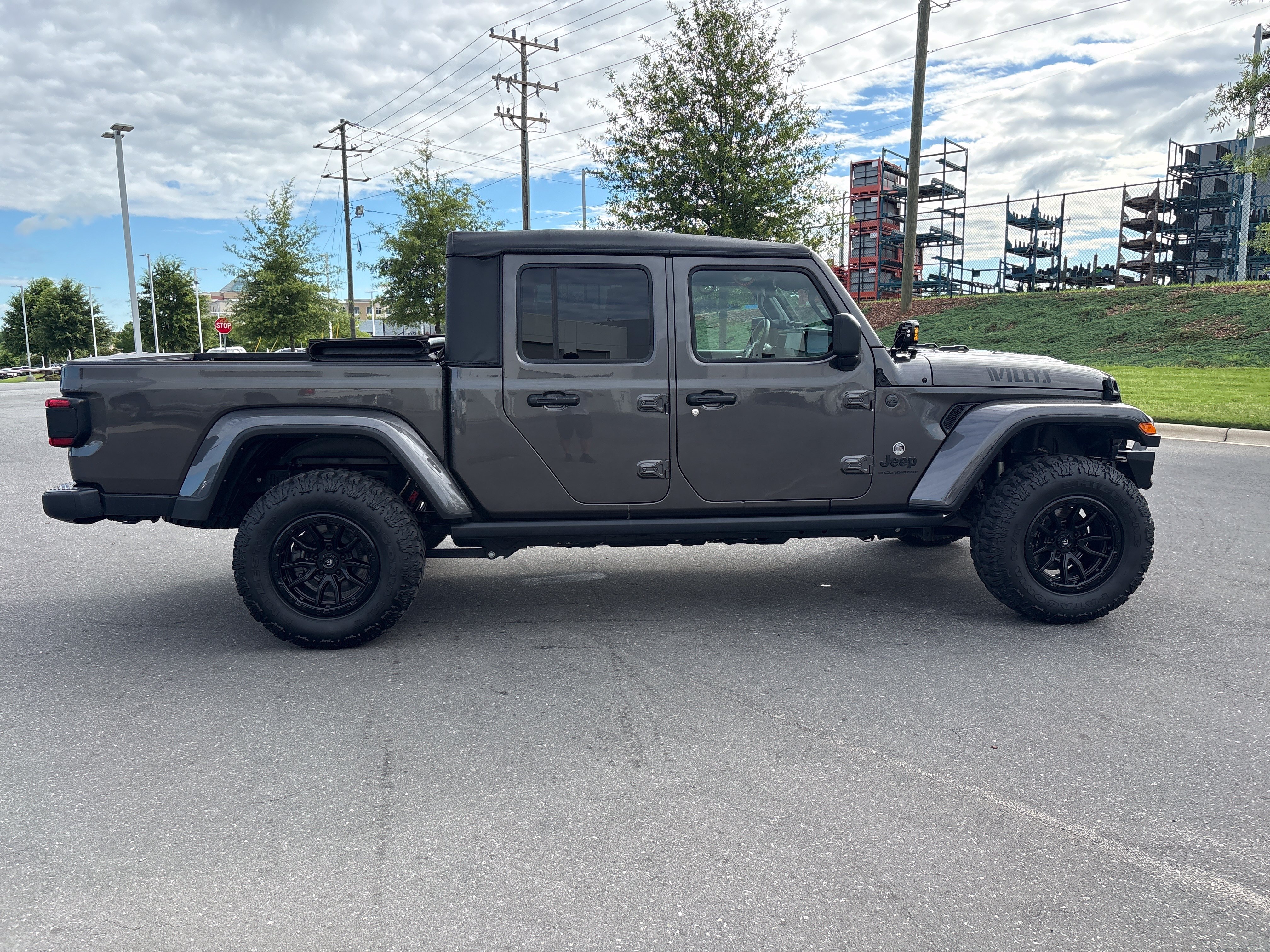 Certified 2025 Jeep Gladiator Sport AWD/4WD image 10