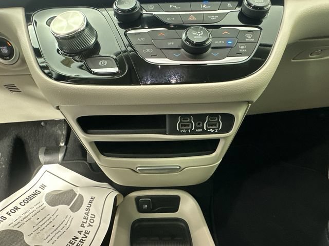 Used 2024 Chrysler Pacifica Touring-L FWD image 33