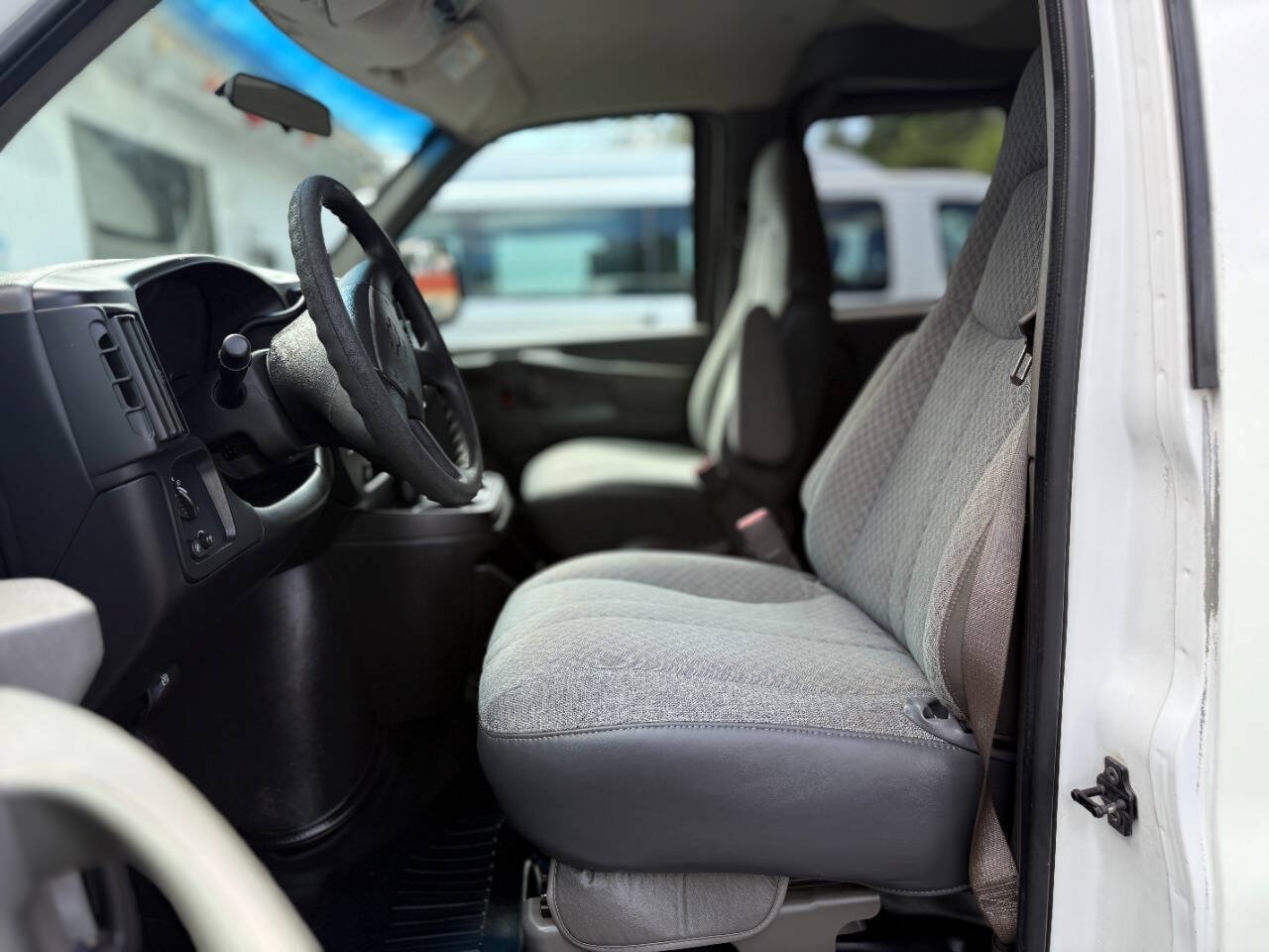 Used 2003 Chevrolet Express 3500 Extended Passenger RWD image 27