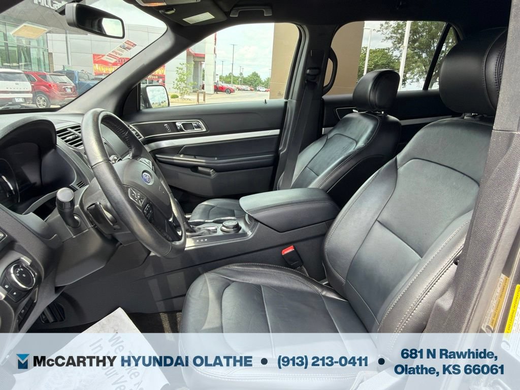 Used 2017 Ford Explorer XLT w/ Equipment Group 202A AWD/4WD image 4