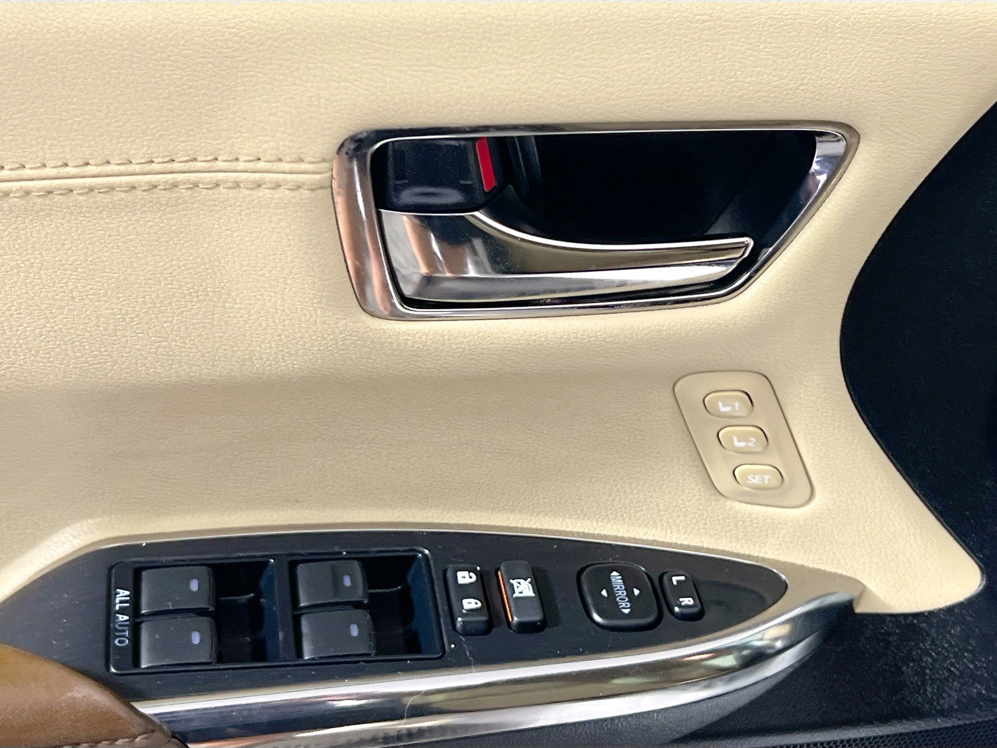 Used 2018 Toyota Avalon XLE Premium image 16