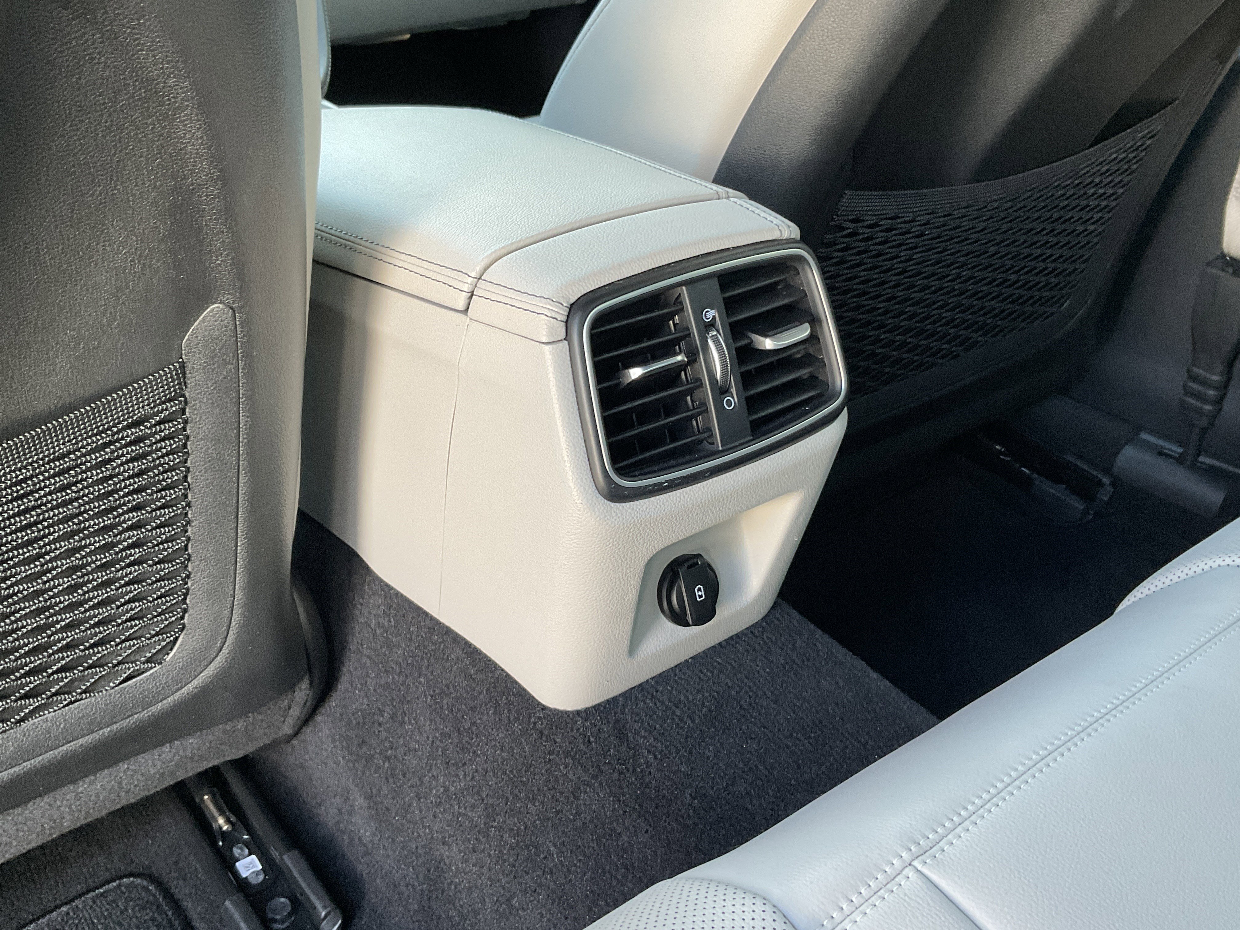 Used 2023 Genesis G70 2.0T image 25