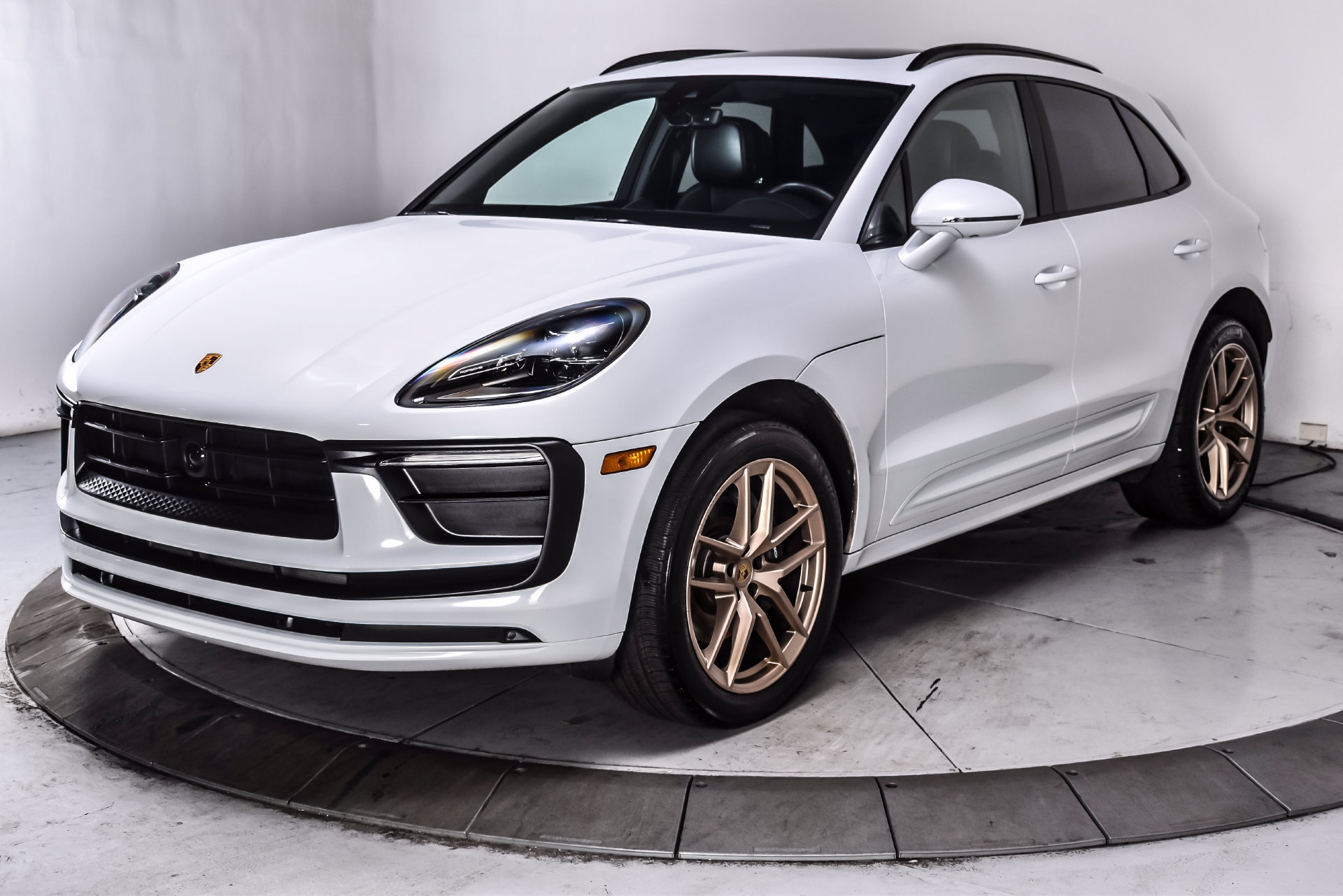 Used 2023 Porsche Macan AWD/4WD image 3
